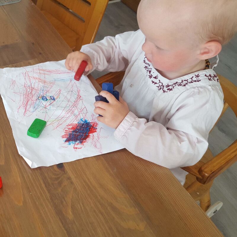 Bivoks farver fra Stockmar i brug af lille barn
